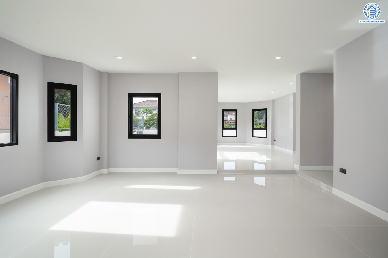 บ้านมือสองตกแต่งใหม่ ม.เมืองเอกประจิม พหลโยธิน87 ตกแต่งครบทุกฟังก์ชัน เนื้อที่ 200 ตร.ว. 3 ห้องนอน 5 ห้องน้ำ 1 ห้องรับรอง จอดรถได้ 3 คัน เชื่อมต่อทุกการเดินทาง ใกล้รถไฟฟ้าสายสีแดง "สถานีหลักหก"และทางด่วน "ศรีสมาน"